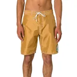 Short de baño tipo boardshort color mostaza con costuras contrastantes en blanco, cordón de ajuste blanco y un parche decorativo en la pierna izquierda.