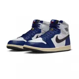Zapatillas Nike Air Jordan 1 Retro High de caña alta, confeccionadas en cuero de color blanco, azul y detalles en negro. Cuentan con el logotipo de las alas en el lateral del tobillo, el swoosh de Nike en color negro y suela de tono envejecido.