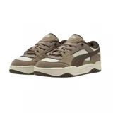 Championes urbanos Puma modelo 180, con diseño inspirado en el skate de los años 90. Presentan una combinación de tonos beige y marrón, confeccionados en una mezcla de gamuza y malla técnica. Cuentan con una suela de goma robusta en color crema y detalles de la marca en la lengüeta y laterales.