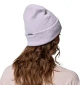 Gorro tipo beanie de punto acanalado en color lavanda, con parche de la marca Columbia en el frente.