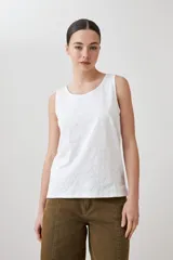Musculosa de calce holgado en color durazno, con estampado paisley en relieve (puff print) en tonos rojizos. Presenta cuello redondo y diseño sin mangas.