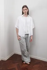 Pantalón de jogging gris de corte oversize, con pretina elástica, bolsillos laterales y pinzas horizontales a la altura de las rodillas.