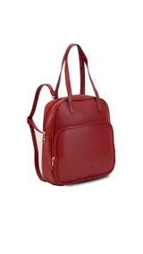 Mochila color bordó con doble asa superior, correas traseras regulables y bolsillo frontal con cierre. Se puede usar como mochila o como cartera.