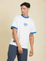 Remera blanca de manga corta estilo ringer, con cuello redondo y ribetes en color azul. Presenta un pequeño estampado circular en el pecho.