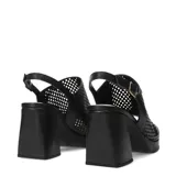 Sandalias de cuero color blanco con diseño calado, plataforma frontal y taco cuadrado. Cuenta con pulsera trasera ajustable con hebilla metálica.