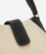 Cartera baguette pequeña Satinato, confeccionada en poliéster con textura y detalles en poliuretano negro y costuras blancas contrastantes. Presenta solapa con cierre de encastre y asa larga para el hombro.