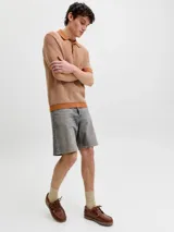 Bermuda de jean de calce relajado color gris, confeccionada en denim de algodón con elasticidad.