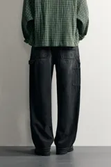 Pantalón jeans de corte relaxed fit, color celeste con efecto lavado, de estilo carpintero con bolsillos laterales y presillas de herramientas.