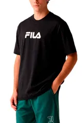 Remera Fila de manga corta, color negro, con cuello redondo y el logotipo de la marca impreso en grande en el pecho en color blanco.