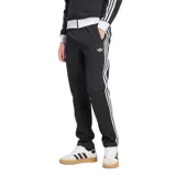 Pantalón deportivo Adidas modelo Beckenbauer, color negro con las icónicas tres rayas blancas laterales y logo del trébol bordado. Confeccionado en tejido de piqué, presenta corte entallado, bolsillos laterales con cierre y cintura con cordón de ajuste.