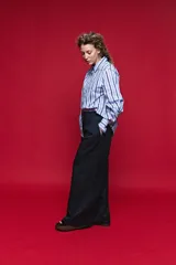Pantalón de vestir color azul marino, de corte recto y tiro alto, con diseño de líneas limpias y caída fluida.