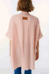 Camisa larga de lino con estampado floral azul sobre fondo beige. Posee cuello mao, mangas cortas con puños, botones metálicos a la vista y tajos laterales en el ruedo.