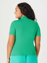 Camiseta verde claro de tela acanalada, con cuello alto y mangas cortas.