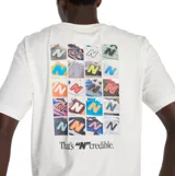 Remera de algodón de corte clásico con cuello redondo. Presenta un diseño minimalista con el logo de la marca estampado en el pecho y un gráfico tipo collage en la espalda.