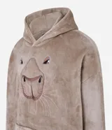 Buzo tipo manta de corte oversize confeccionado en tejido fleece de tacto suave y aspecto peludo. Presenta capucha, mangas largas con puños ajustados y un amplio bolsillo frontal tipo canguro. Incluye un diseño bordado en relieve de una capivara en el frente.