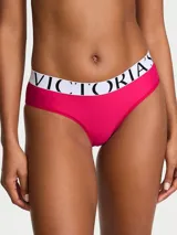 Panty hipster de tiro bajo color fucsia, confeccionado en microfibra suave y transpirable con tecnología de absorción de humedad. Cuenta con cintura elástica ancha en color blanco con el logotipo de la marca impreso en negro.