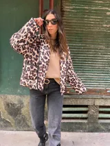Campera puffer con estampado animal print de leopardo en tonos beige y marrón.