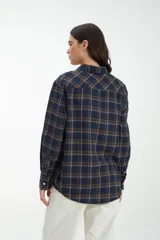 Camisa a cuadros azul marino y marrón, de corte recto, manga larga y cuello clásico.