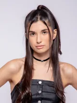 Top strapless plateado con botones metálicos al frente.