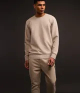 Pantalón jogger deportivo de hombre en color azul, con cintura elástica ajustable con cordón, bolsillos laterales con cierre de cremallera y bajo ajustado con puño elastizado.