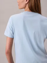 Remera celeste de manga corta Calvin Klein Jeans con cuello redondo y el logo de la marca estampado en el pecho en color blanco.