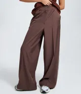 Pantalón de sastrería color marrón con raya de tiza vertical y pipping lateral. Confeccionado en viscosa certificada y poliéster.