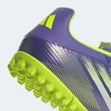 Championes de fútbol Adidas F50 Club, color violeta con detalles en blanco y amarillo flúor.