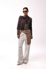 Remera de manga larga y cuello redondo, confeccionada en una mezcla de fibras suaves, con ajuste cómodo al cuerpo.