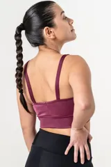 Top deportivo de escote redondo con breteles finos y faja ancha de doble tela. Confeccionado en tejido satinado con tecnología LYCRA® XTRA LIFE™.