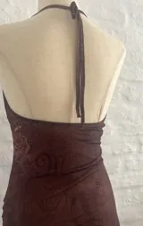 Minivestido marrón con estampado abstracto, escote halter y espalda descubierta.
