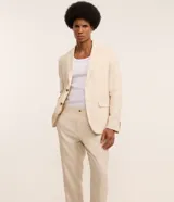 Pantalón de vestir azul marino, de corte relajado, confeccionado en tejido de viscosa y lino. Cuenta con cintura con trabillas, bolsillos laterales y traseros. Se ajusta a la cintura con cinturón de cuero marrón.