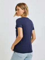 Remera verde claro de algodón, de corte clásico y mangas cortas.