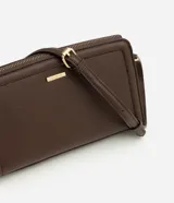 Cartera transversal Satinato de tamaño pequeño, color marrón, confeccionada en PU con cierre de cremallera y herrajes dorados. Incluye correa larga ajustable y detalle de tira colgante en el cierre.