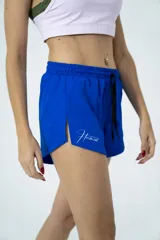Short deportivo azul eléctrico con cintura elástica ajustable con cordón negro, aberturas laterales y logo Hermod estampado en blanco. Incluye suspensor interno de lycra de microfibra.