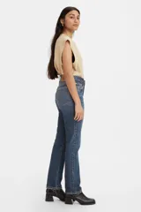 Pantalón de jean azul de corte recto, tiro alto y confeccionado en denim 100% algodón.