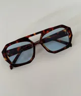 Lentes de sol con armazón de policarbonato estilo aviador con marco grueso en carey y cristales degradados en tono marrón.