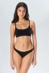 Bombacha tipo colaless de diseño minimalista y corte clásico, confeccionada en tejido suave y elástico con forro de algodón.