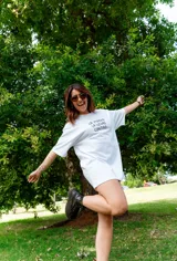 Remerón blanco de corte oversize con estampado frontal en negro que dice "LA MAGIA LA LLEVAS CONTIGO".