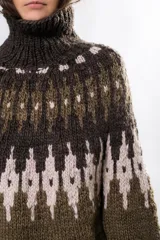 Sweater de lana merino con cuello alto, diseño de tejido artesanal con patrón geométrico en tonos verde oliva, marrón oscuro y beige.