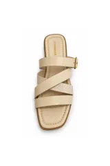 Sandalias bajas Paddock modelo Barim, de color beige con tiras cruzadas en la parte frontal y una tira ajustable con hebilla metálica dorada en el empeine.