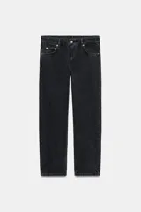 Jeans de tiro medio con corte slim leg, confeccionados en denim color beige. Presentan cintura con trabillas, diseño clásico de cinco bolsillos y cierre frontal con cremallera y botón metálico.