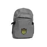 Mochila negra de poliéster con el escudo de Peñarol bordado en amarillo en la parte frontal. Cuenta con un compartimento principal con cierre, un bolsillo frontal con cierre y bolsillos laterales de malla.