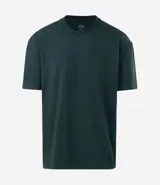 Remera masculina blanca de corte relajado, cuello redondo y manga corta. Confeccionada en malla de algodón 100% sostenible.