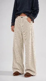 Pantalón de pana de algodón con tiro medio y corte de pierna ancha. Cuenta con dos bolsillos delanteros, dos bolsillos traseros y detalles de pespuntes.