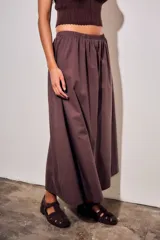 Falda midi de corte recto y diseño minimalista, confeccionada en algodón peinado. Presenta cintura elástica con frunces y un dobladillo ancho en la parte inferior.