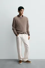 Zapatilla de cordones color verde militar, fabricada en piel con acabado serraje y suela plana color crema.