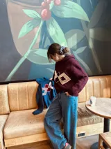 Canguro tejido en lana merino color azul con apliques geométricos en terciopelo bordados a mano.