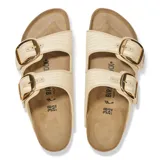 Sandalias Birkenstock Arizona Big Buckle de dos correas en material estilo rafia color natural, con grandes hebillas metálicas doradas, plantilla anatómica de corcho y suela de EVA negra.