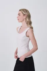 Musculosa de poliamida, con diseño al cuerpo, cuello redondo y sin mangas.