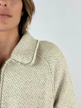 Tapado de paño de lana con estampado de espiga en tonos beige y blanco, con cierre frontal y cuello camisero.